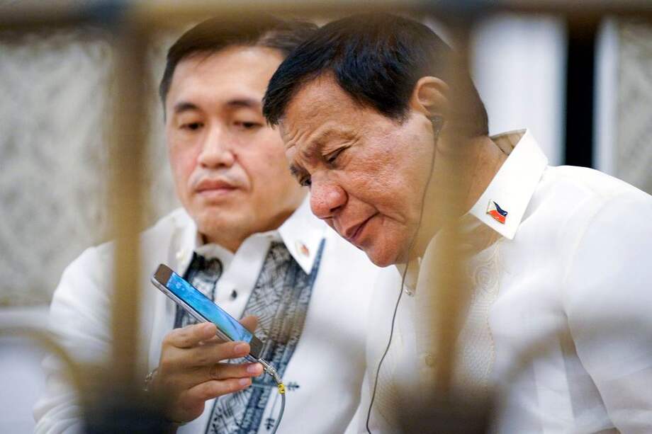Momento en que Rodrigo Duterte, presidente de Filipinas, recibe la llamada de Donald Trump, quien lo invitó a la Casa Blanca. / AFP