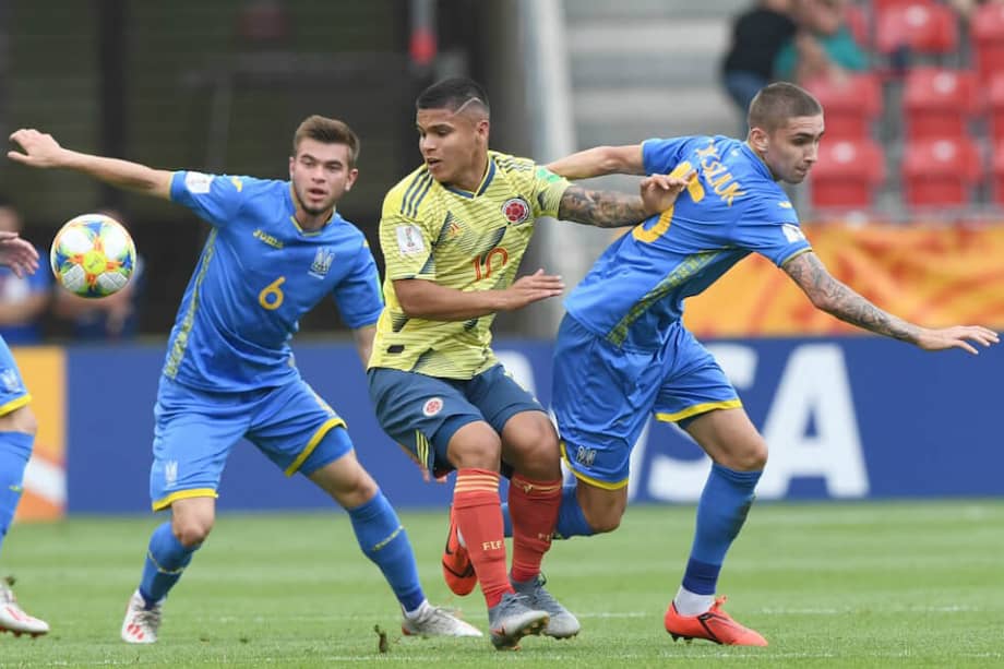 Juan Camilo Hernández (c) disputa una pelota en el partido que Colombia perdió 1-0 contra Ucrania, este viernes en el estadio de Lodz. / AFP