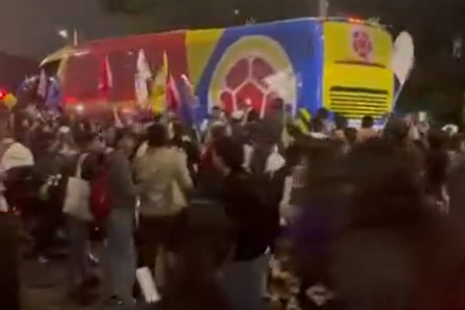 Cientos de manifestantes salieron a las calles para apoyar al candidato oficialista y rodearon el bus que movilizaba a la selección Colombia.