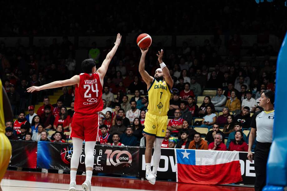 Romario Roque (derecha) en acción con la selección de Colombia durante el partido contra Chile.