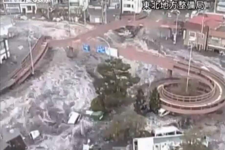 Aparecen impactantes imágenes inéditas del tsunami en Japón