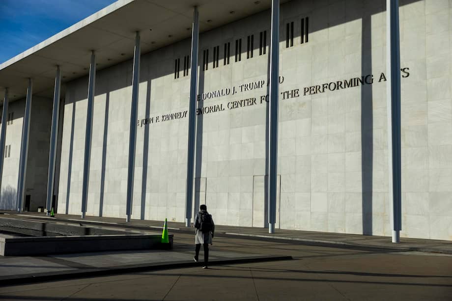 El pasado 17 de diciembre y sin aprobación del Congreso de EE. UU., la junta directiva del Kennedy Center mandó a instalar el nombre del presidente en la fachada de este centro cultural para convertirlo, oficialmente, en el "Donald J. Trump and John F. Kennedy Memorial Center for the Performative Arts".