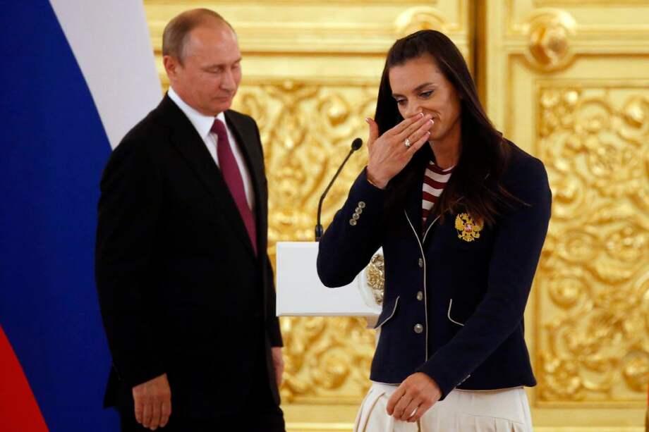 Yelena Isinbayeva lloró en la despedida de los atletas olímpicos rusos, en presencia del presidente Putin. / EFE