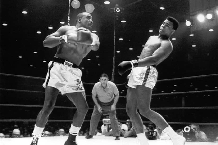 "Sonny" Liston (izq.) contra Casius Clay en la pelea por el título de pesos pesados el 24 de febrero de 1964.