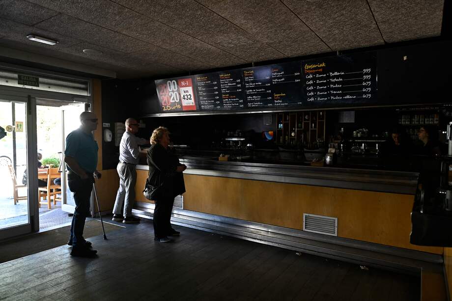 Personas en un café-restaurante sin luz en Tolosa el 28 de abril de 2025, durante un apagón masivo que afectó a toda la península Ibérica y al sur de Francia.