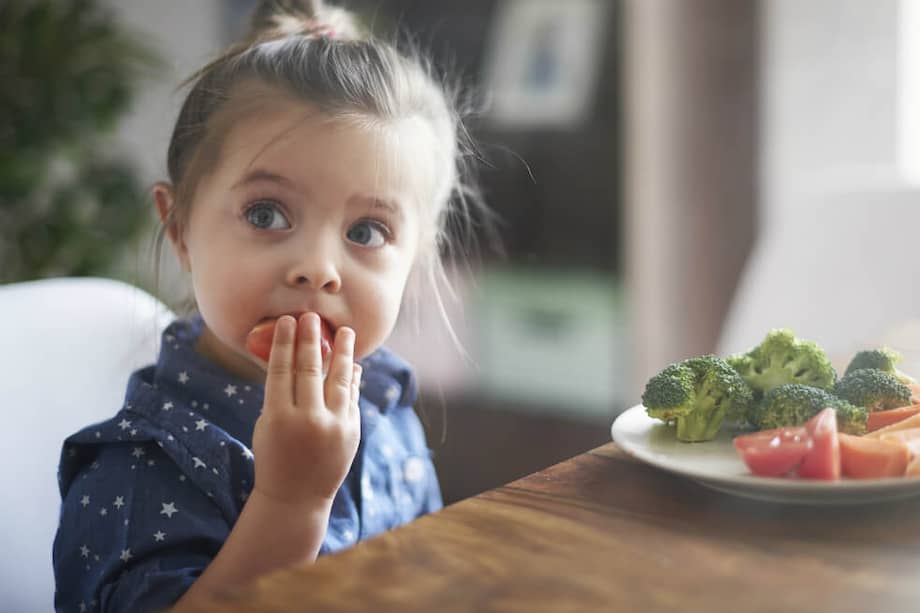 Los platos coloridos y con texturas atractivas facilitan el proceso de alimentación en la primera infancia. / Getty Images