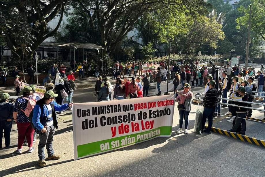 Cerca de 40 organizaciones viajaron más de 12 horas desde Santander hasta Bogotá para hacer un plantón pacífico en el Ministerio de Ambiente.