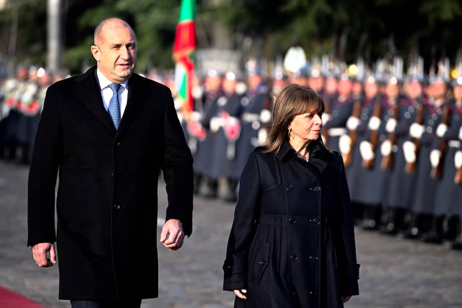 Rumen Radev, presidente de Bulgaria, recibe en visita de estado a la presidenta de Grecia, Katerina Sakellaropoulou.// EFE/EPA/VASSIL DONEV