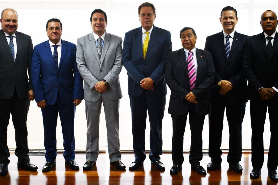 Algunos de los miembros del Comité Ejecutivo de la Federación Colombiana de Fútbol de 2018, encabezados por Ramón Jesurún y Álvaro González, cuarto y quinto, respectivamente, de izquierda a derecha, están involucrados en el caso del Cartel de la Boletería.
