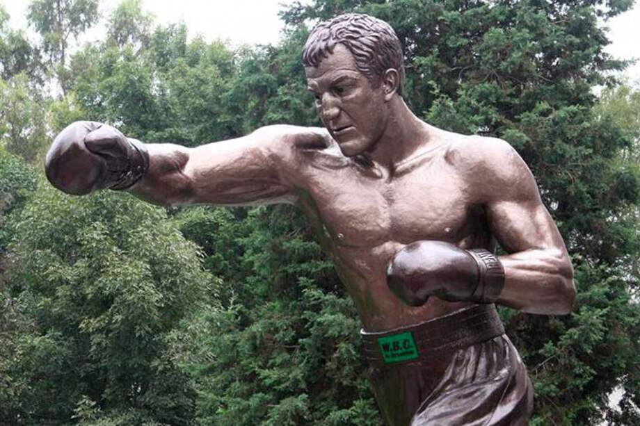 Vista de la escultura del boxeador estadounidense Rocky Marciano exhibida en Ciudad de México. / EFE