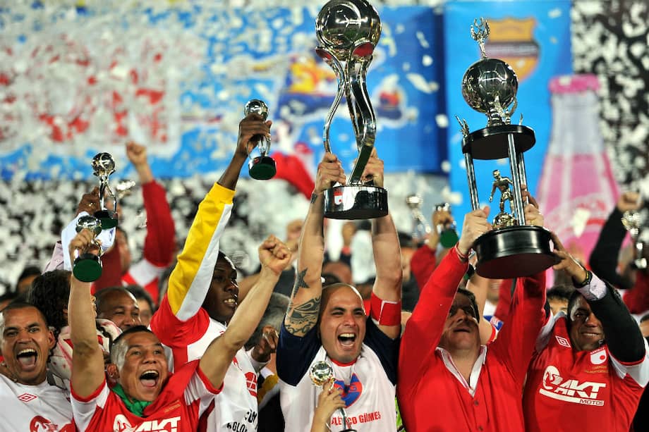 La celebración de la séptima estrella de Independiente Santa Fe, el 15 de julio de 2012. Ómar Pérez (centro), levanta el trofeo de campeón.