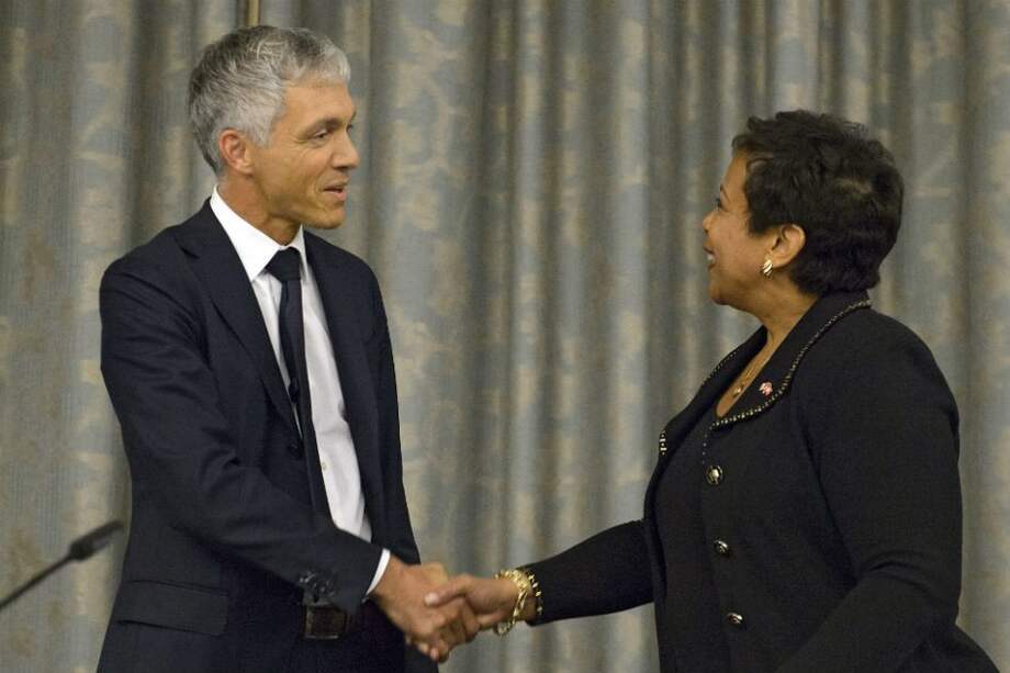 El fiscal general Michael Lauber saluda a su homóloga estadounidense, Loretta Lynch. Foto: EFE