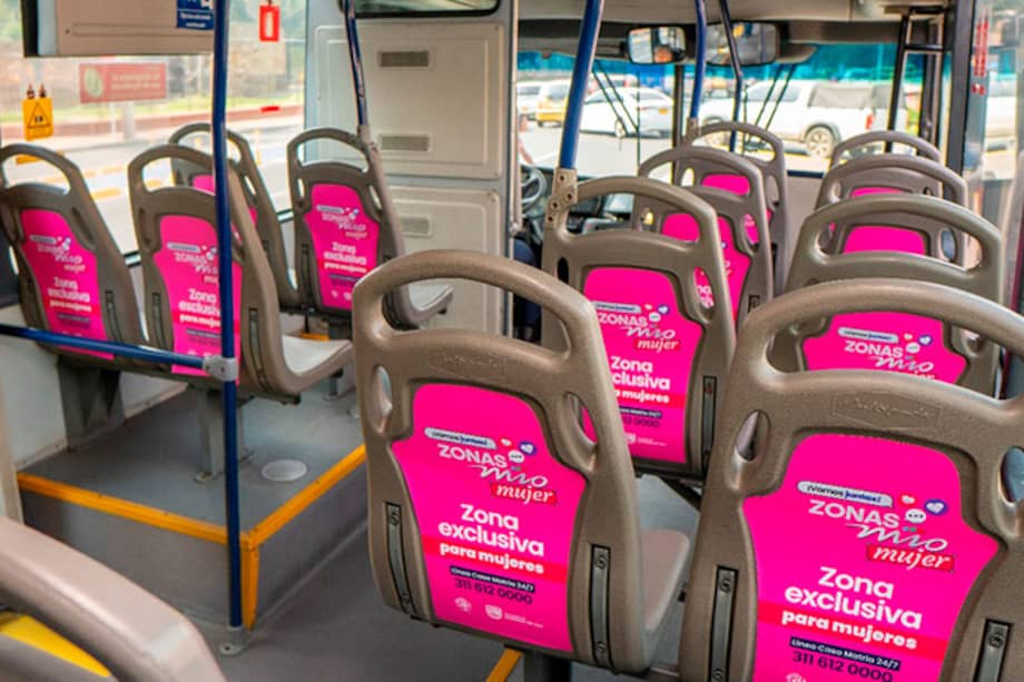 Los asientos están marcados en rosado para identificar las nuevas zonas exclusivas para mujeres.