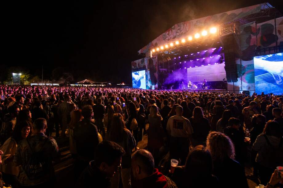 BENICÀSSIM (CASTELLÓN), 28/03/2024.- Asistentes disfrutan de los primeros conciertos este jueves en el Festival SanSan, en Benicassim (Castellón). Uno de los epicentros nacionales de los festivales multitudinarios de música, Benicàssim, abre este jueves las puertas del SanSan, la primera de las grandes citas del año que reúne en plena Semana Santa a destacados nombres del indie y del pop como Two Door Cinema Club, Viva Suecia, Amaral, La Oreja de Van Gogh, Arde Bogotá y Vetusta Morla. EFE/Andreu Esteban