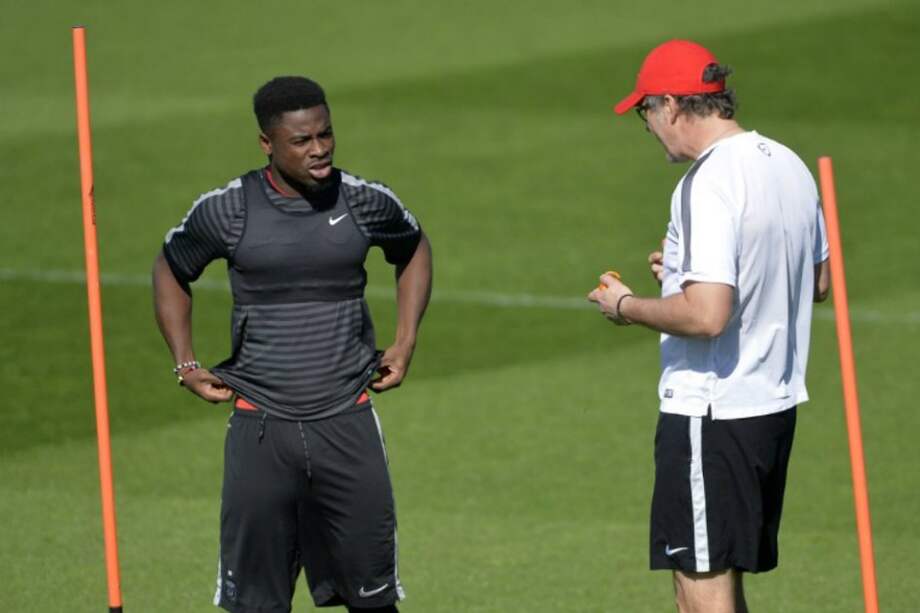 Serge Aurier y Laurent Blanc durante un entrenamiento del París Saint Germain. / AFP