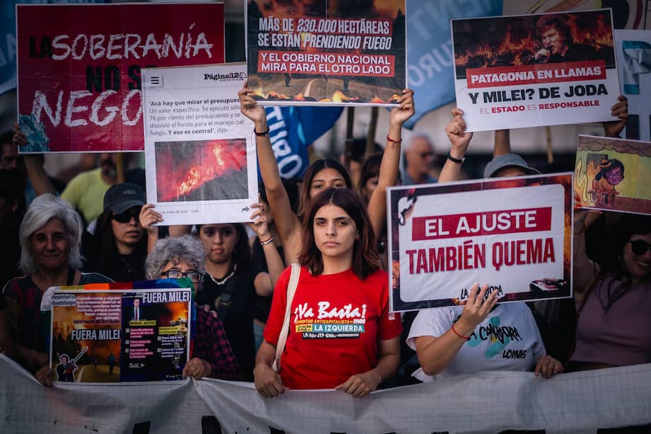 Personas sostienen carteles durante una manifestación este viernes, en Buenos Aires (Argentina).