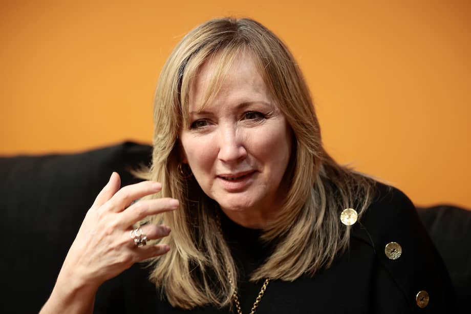 La escritora mexicana Sofía Segovia habla durante una entrevista.