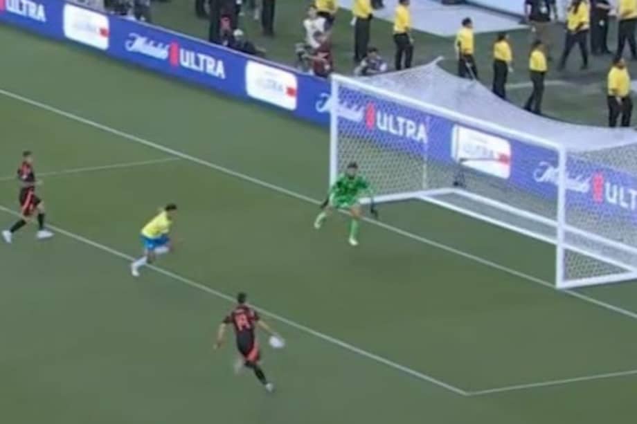 Rafael Santos Borré falló una opción clara de gol ante Brasil en la Copa América 2024.