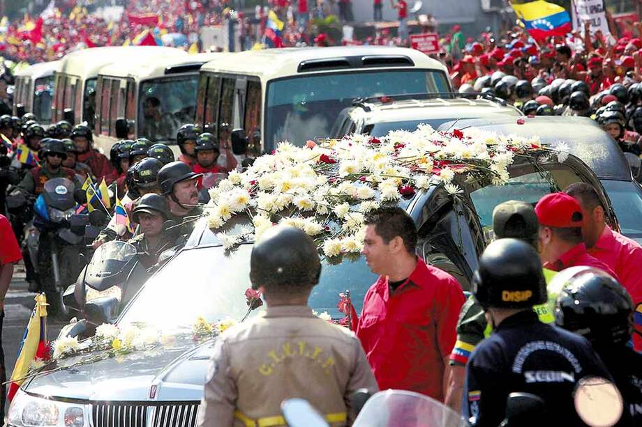 Caracas, 15 de marzo de 2013. El cuerpo del fallecido presidente Hugo Chávez es transportado al Museo 4 de febrero, donde hoy reposa en un sepulcro sellado. / AFP
