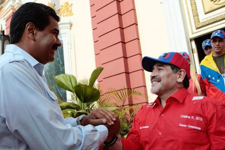 Nicolás Maduro, presidente de Venezuela, y el ex campeón del mundo con la selección de Argentina, Diego Armando Maradona. / AFP