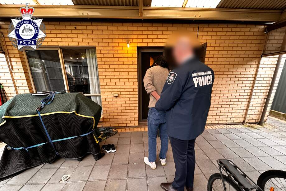 Antes de la detención de la mujer de 35 años, un hombre, también de nacionalidad colombiana, fue arrestado en el mismo lugar, en una casa de Adelaida, y por el mismo delito.