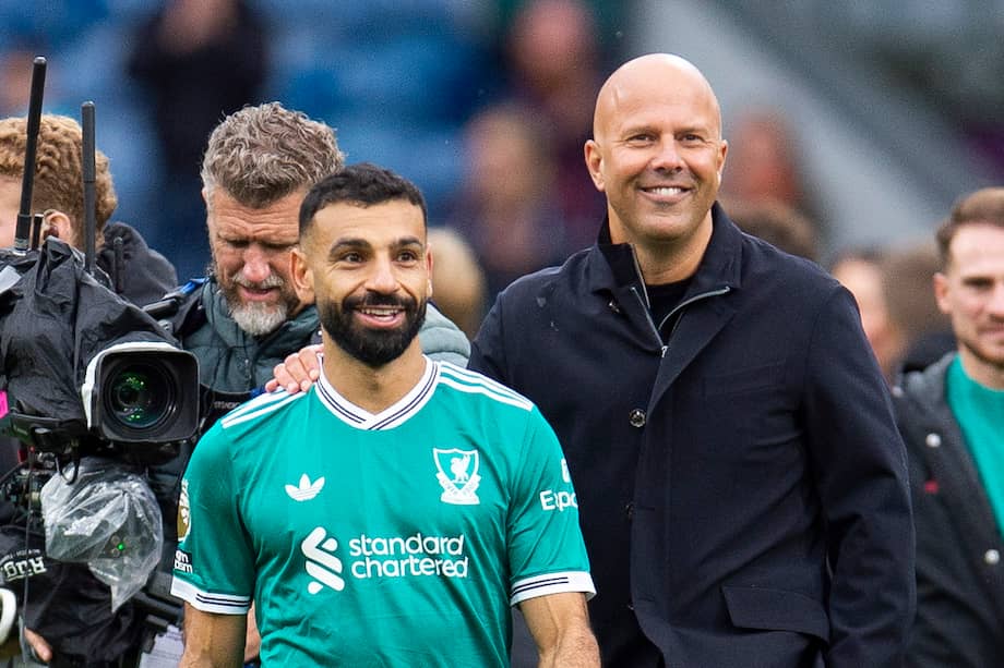 Mohamed Salah junto a Arne Slot, de Liverpool.