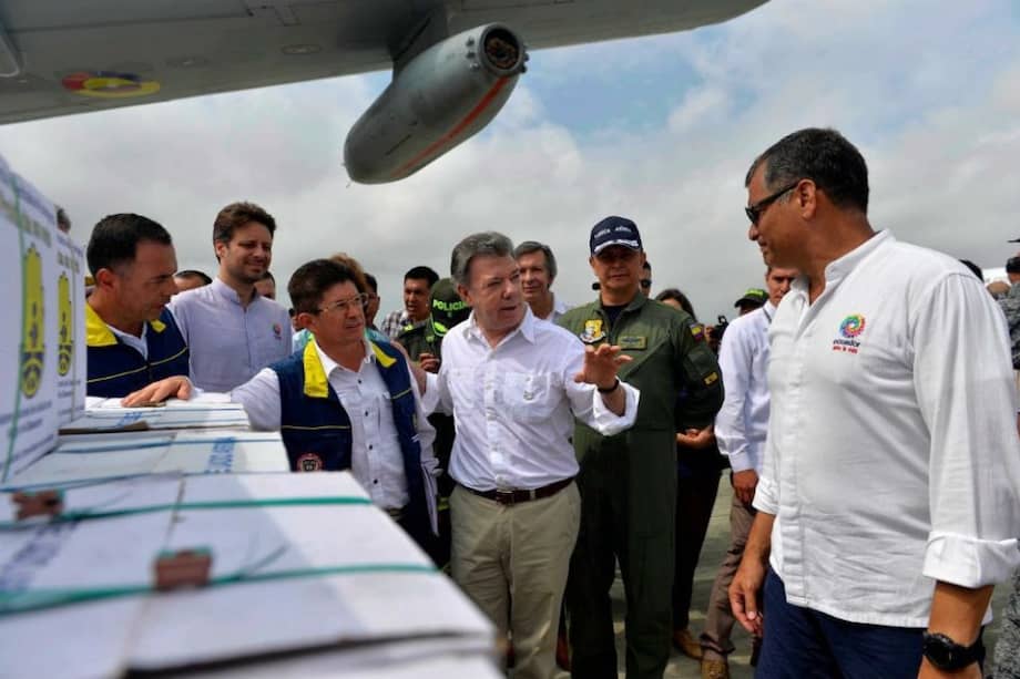 Los presidentes Rafael Correa de Ecuador y Juan Manuel Santos de Colombia, en la zona afectada por el terremoto.