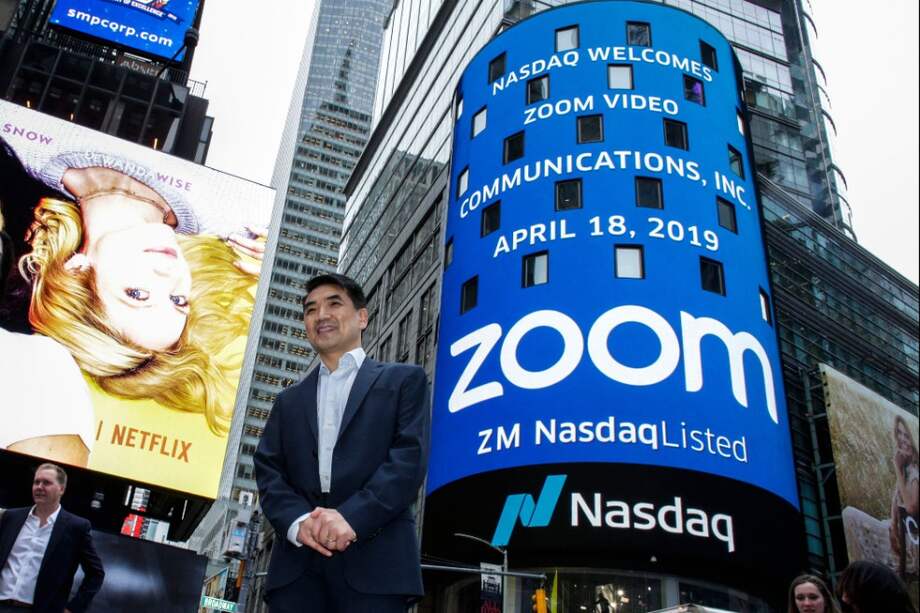 Eric Yuan, fundador de Zoom, posa frente al edificio Nasdaq, que proyecta el logo de su empresa. / AFP