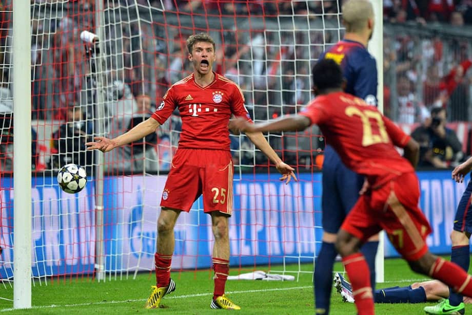 Thomas Mueller (izda), celebra el cuarto gol de su equipo ante el FC Barcelona.