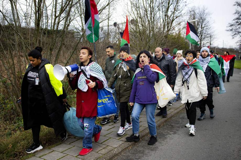 Un grupo de manifestantes marcha en solidaridad con el pueblo palestino frente a las instalaciones de la Corte Internacional de Justicia (CIJ), en La Haya.