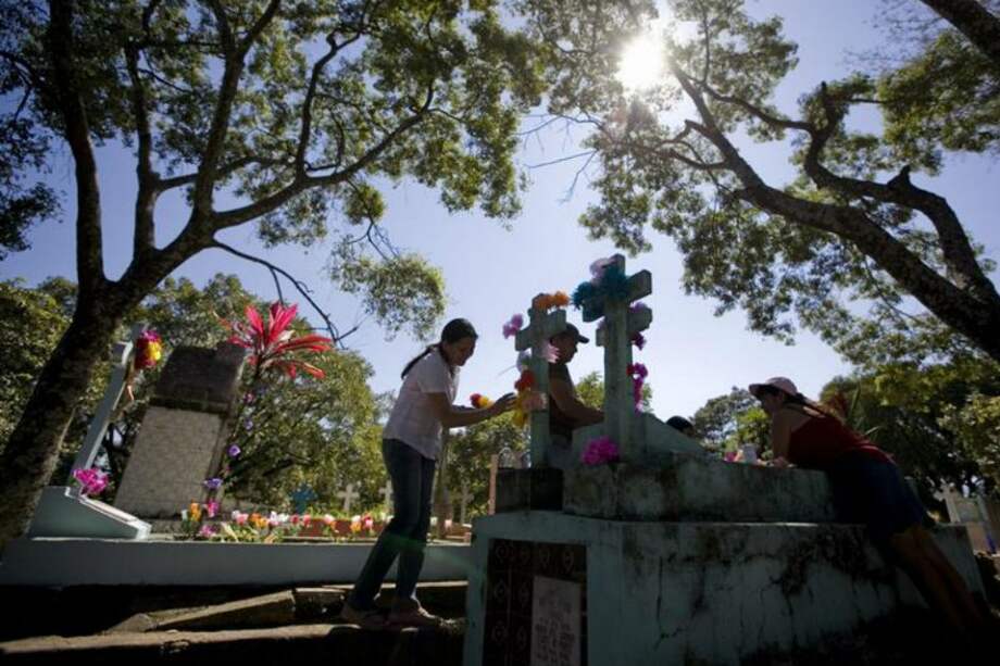 Varias personas visitan el cementerio general en San Salvador, El Salvador.