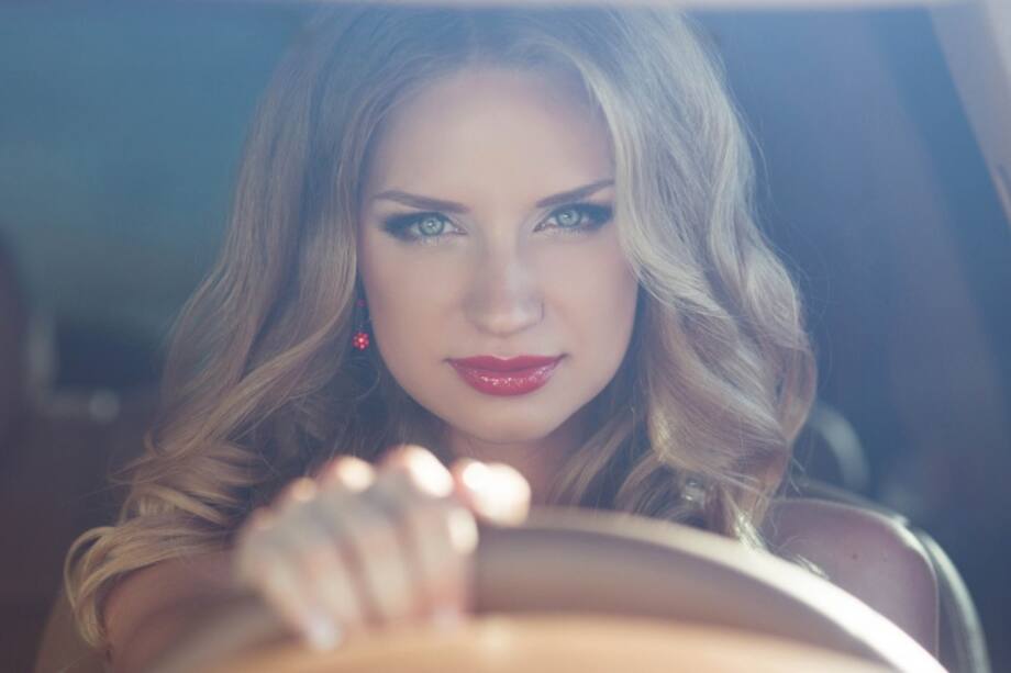 Mujer manejando carro