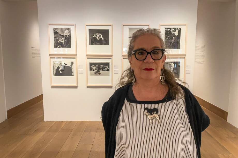 MADRID, 19/12/2022.- La fotógrafa mexicana Flor Garduño posa durante una entrevista con EFE en la Casa de México de Madrid donde asegura que aún hoy, décadas después de empezar a trabajar como fotógrafa, se lleva una sorpresa cada vez que vende una foto: "pienso que es un milagro". EFE/Macarena Soto