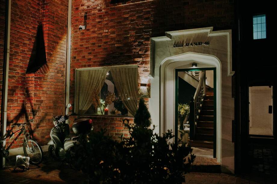 A este lugar en Quinta Camacho se llega buscando una icónica puerta verde, y mencionando a la entrada una palabra clave.