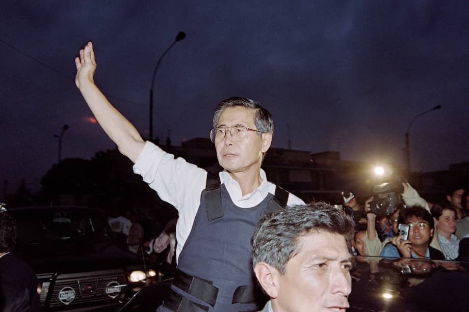 Una fotografía de archivo tomada el 22 de abril de 1997 muestra al presidente peruano Alberto Fujimori saludando al salir de la residencia del embajador de Japón en Lima.