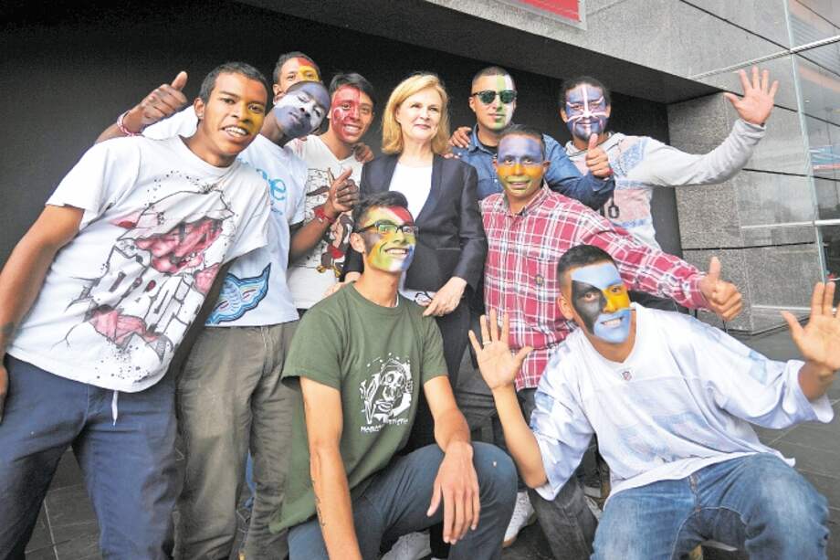 Kate Robertson, cofundadora de One Young World, junto a un grupo de jóvenes colombianos. / Cristian Garavito - El Espectador