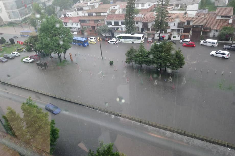El fuerte aguacero inundó la carrera Novena en ambos sentidos viales a la altura de la calles 106 y 110, en el barrio Santa Ana (Localidad Usaquén). / Tomada de Twitter: @thechibcha