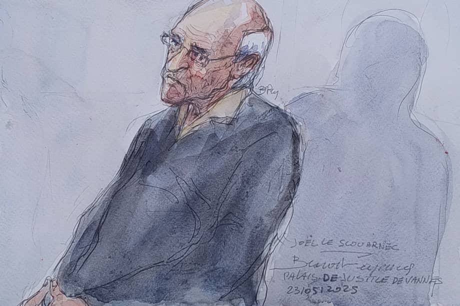 El acusado, el cirujano francés jubilado Joel Le Scouarnec, escucha durante una audiencia en su juicio.