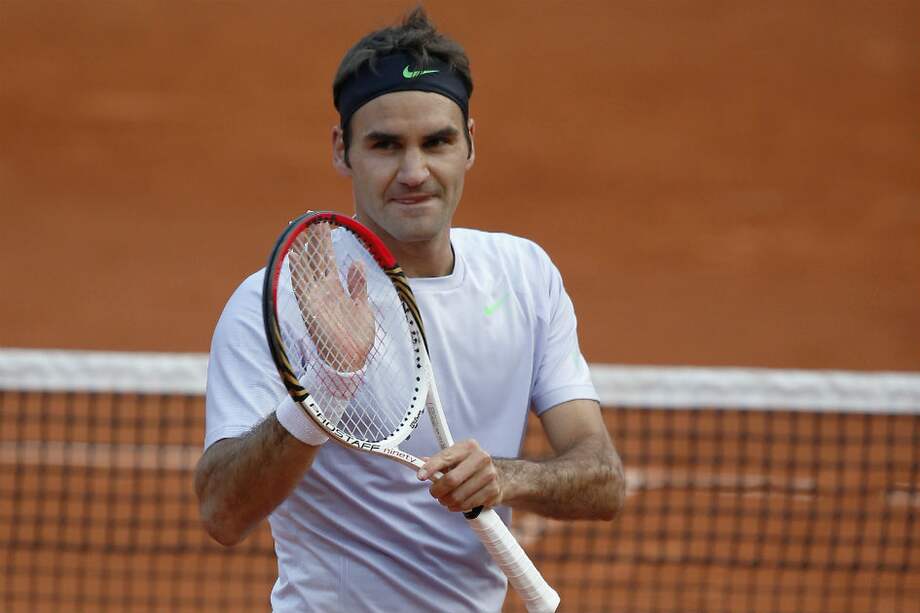 Federer gana en cinco sets y se medirá en cuartos contra Tsonga