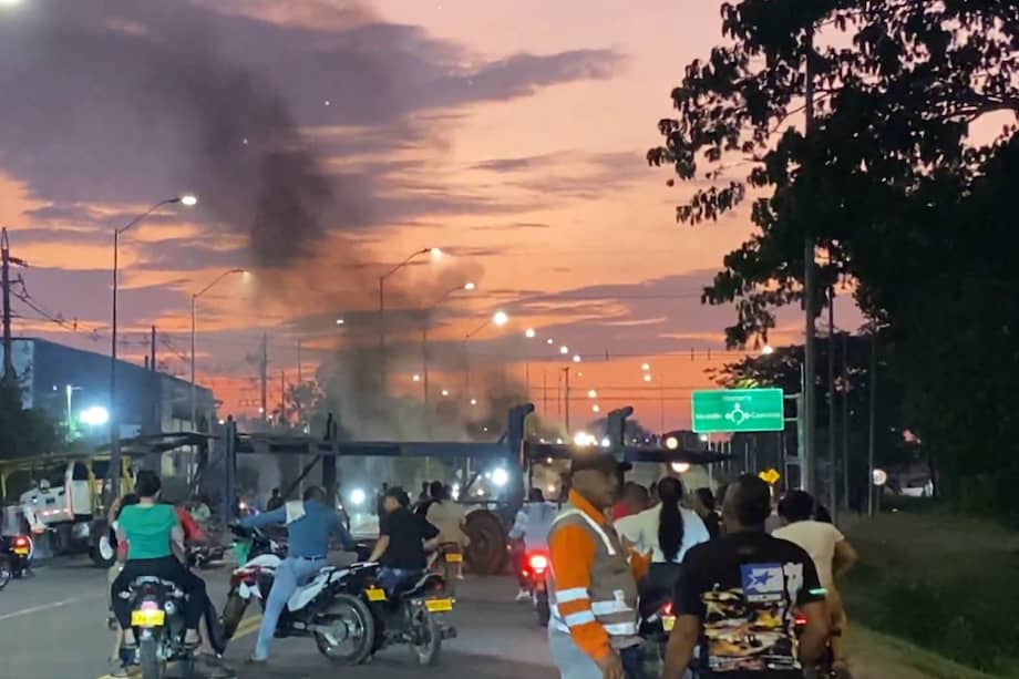 Al menos 6.000 mineros se han unido al paro que ha mantenido bloqueado el paso entre Medellín y Montería.
