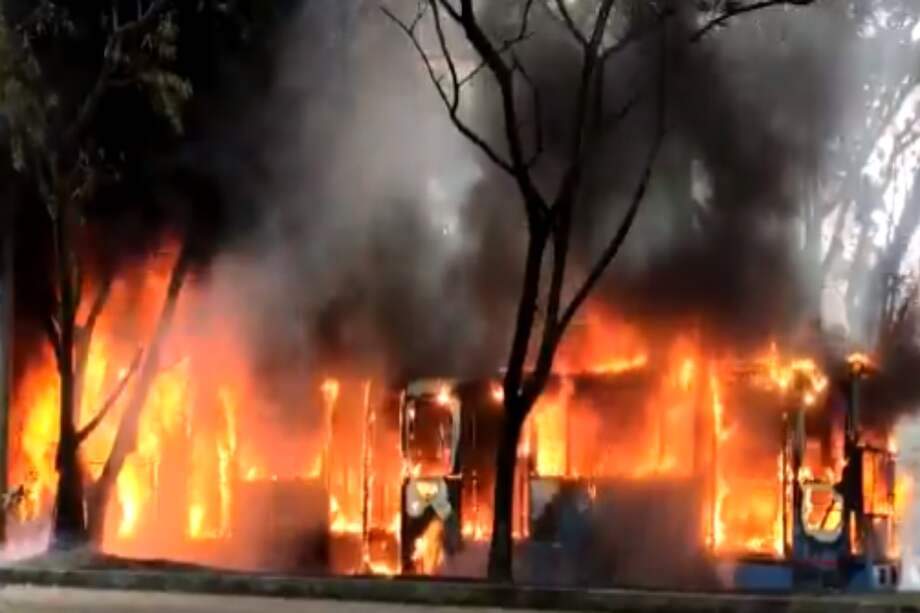 Los manifestantes incendiaron un bus del MIO en el Paseo del Comercio.