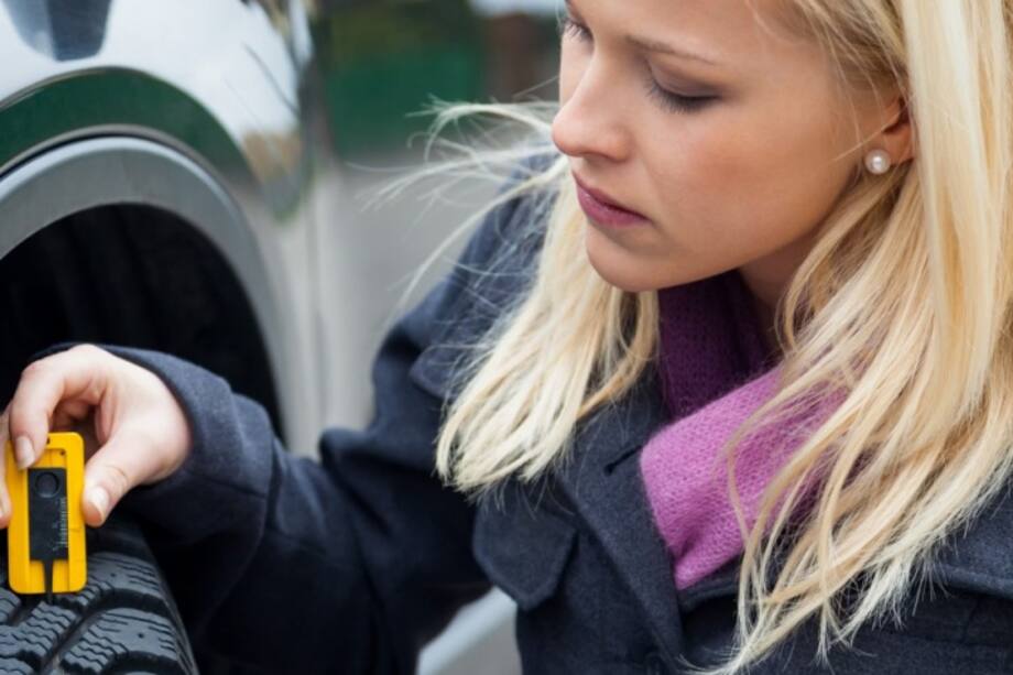 Mujer con aparato sobre llanta