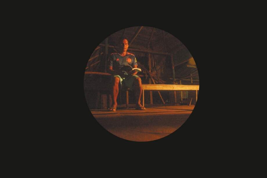 “Yarokamena” rescata la historia de un indígena Uitoto, interpretado en el filme por Gerardo Sueche Cañube, y su lucha por proteger su territorio.