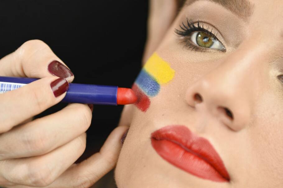 Maquillaje tricolor para apoyar a Colombia
