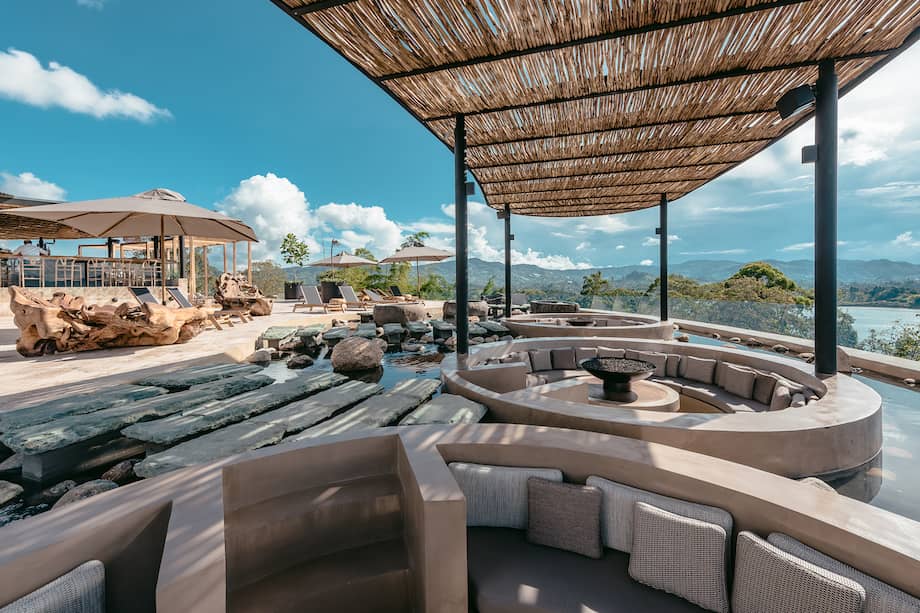 El diseño de The Brown integra arquitectura contemporánea, naturaleza y vistas al paisaje del embalse de Guatapé.