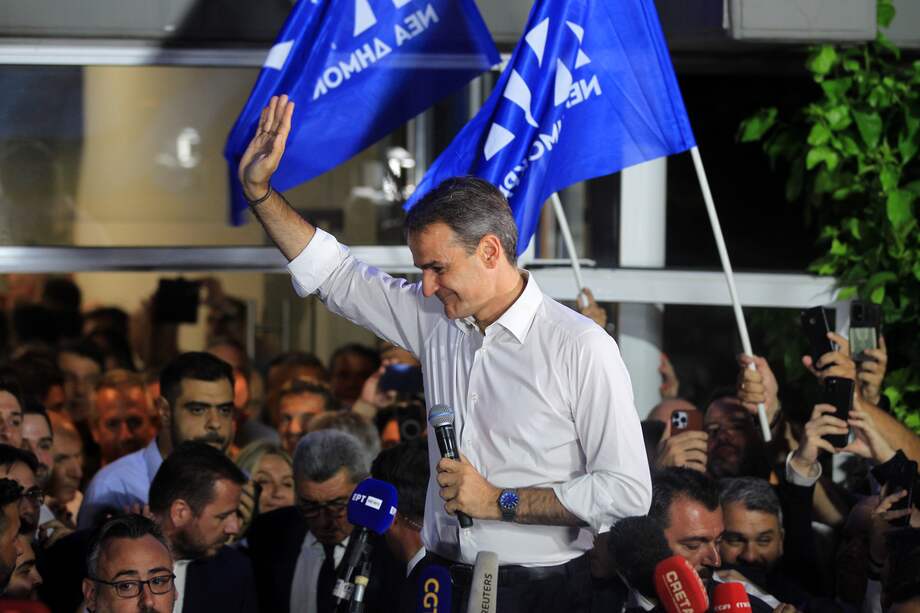 Kyriakos Mitsotakis, hijo de un antiguo primer ministro y tío del actual alcalde de Atenas, no dejó de presumir de su balance económico, marcado por un crecimiento del 8,3 % en 2021 y del 5,9 % en 2022, con un desempleo a la baja.