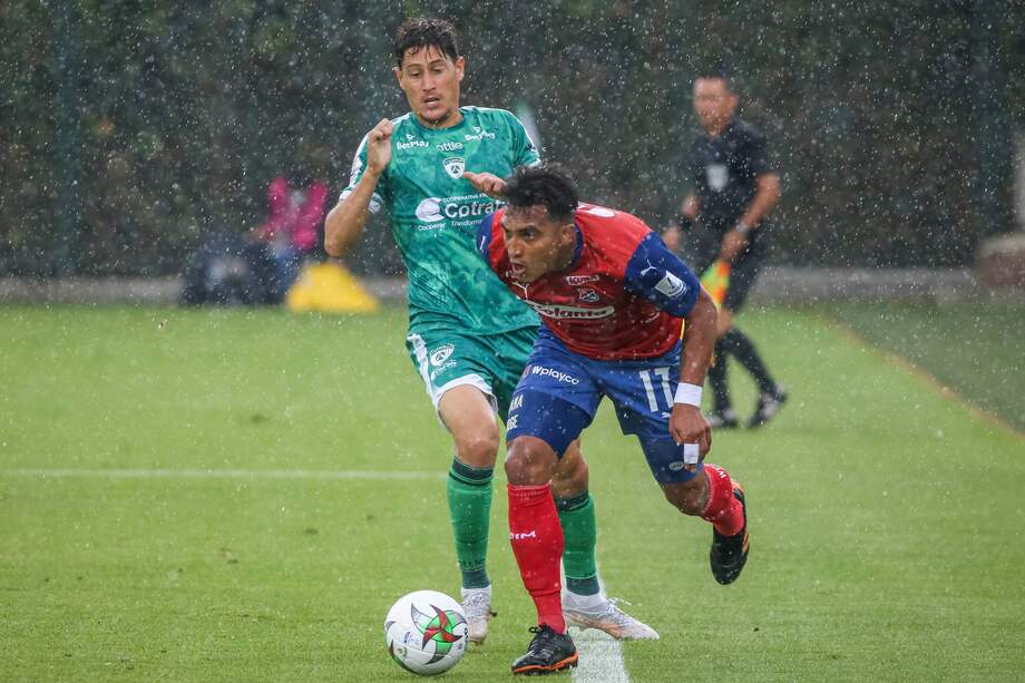 Gran parte del partido se jugó bajo una lluvia intensa que dificultó todo en el estadio de Techo.