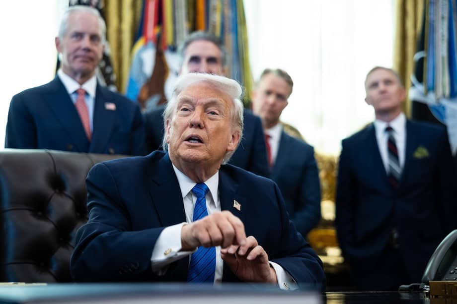 El presidente de Estados Unidos, Donald Trump, firma órdenes ejecutivas en la Oficina Oval de la Casa Blanca.