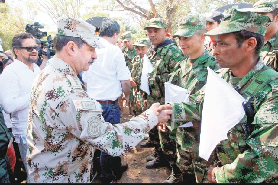 El general Javier Flórez saluda a un grupo de guerrilleros de las Farc durante la movilización de los combatientes hacia las zonas veredales donde se concentrarían para hacer la dejación de armas. / EFE
