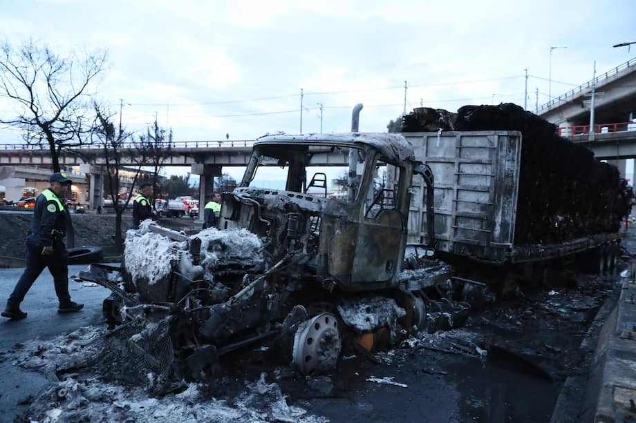 Foto de un vehículo calcinado luego del accidente de un camión de gas en Ciudad de México.